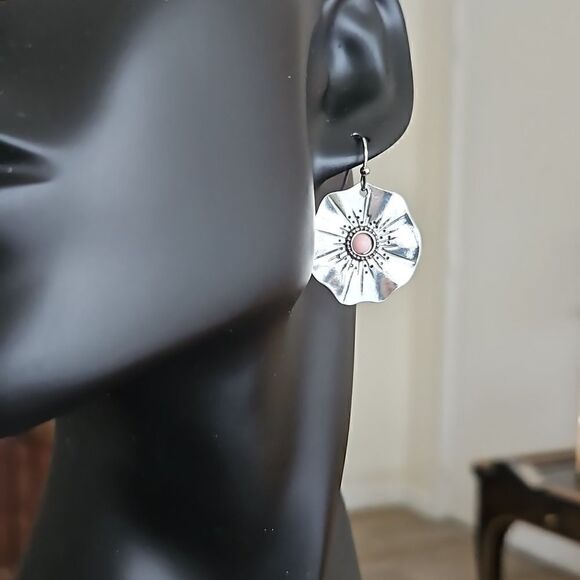 NWOT Silver toned flower shaped drop earrings - Picture 2 of 3